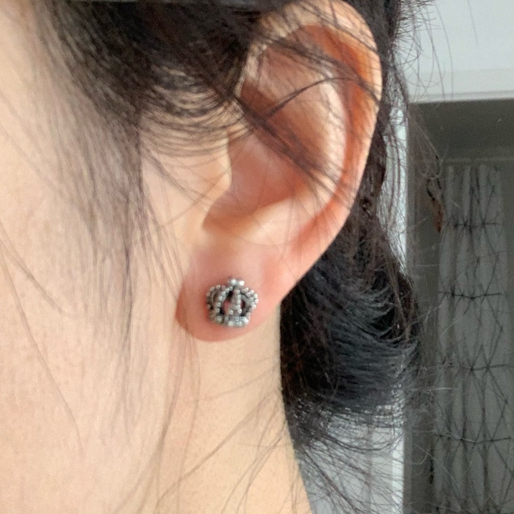 Crown Earing studs - Picture 3 of 3